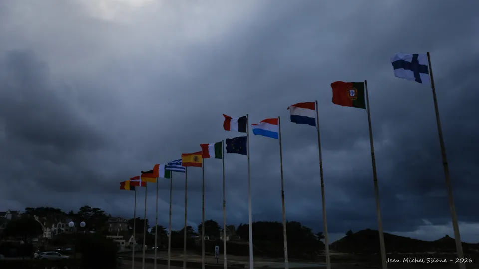 drapeaux, orage, ciel
